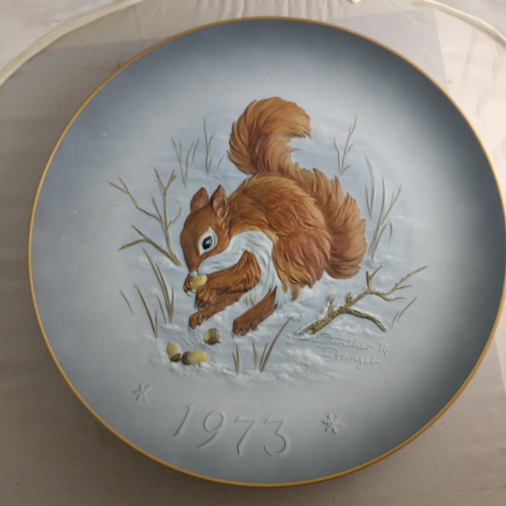 Hutschenreuther 1973 Gracious Gift Plate